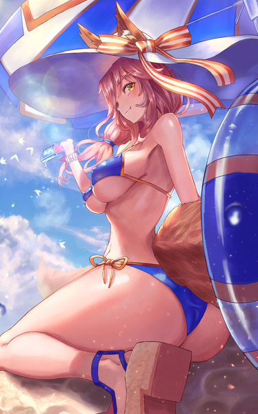 イラスト 1970x3161 と Fateシリーズ fate/grand order tamamo (fate) (all) 玉藻の前(水着) ごれ ソロ 長髪 長身像 カメラ目線 赤面 前髪 highres おっぱい light erotic hair between eyes 大きな乳房 holding 獣耳 黄色眼 ピンク髪