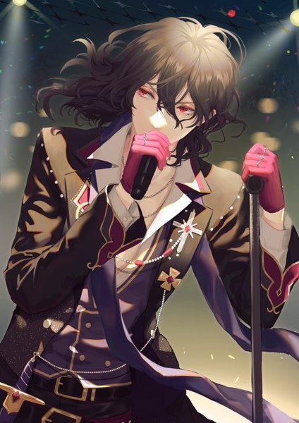 Аниме картинка 800x1132 с звёзды ансамбля! sakuma rei (ensemble stars!) sakanobo tsuki один (одна) длинные волосы высокое изображение чёлка чёрные волосы волосы между глазами красные глаза смотрит в сторону мужчина перчатки микрофон микрофонная стойка перчатки (розовые)