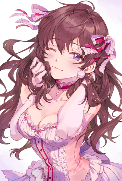 イラスト 600x888 と アイドルマスター アイドルマスターシンデレラガールズ idolmaster cinderella girls starlight stage 一ノ瀬志希 inzup ソロ 長髪 長身像 カメラ目線 赤面 おっぱい light erotic simple background 茶色の髪 白背景 紫目 cleavage アホ毛 one eye closed from above