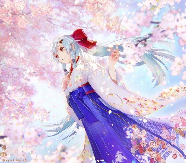 Anime picture 1000x877 with fate (series) fate/grand order tomoe gozen (fate) shutsuri single long hair red eyes signed payot looking away silver hair traditional clothes japanese clothes wind twitter username cherry blossoms spring yagasuri girl bow