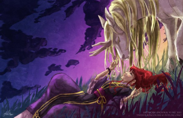 Anime picture 1082x700 with twelve kingdoms nakajima youko keiki youkai yume (artist) long hair blue eyes blonde hair purple eyes green eyes signed sky cloud (clouds) red hair lying japanese clothes horn (horns) light smile night sky couple girl