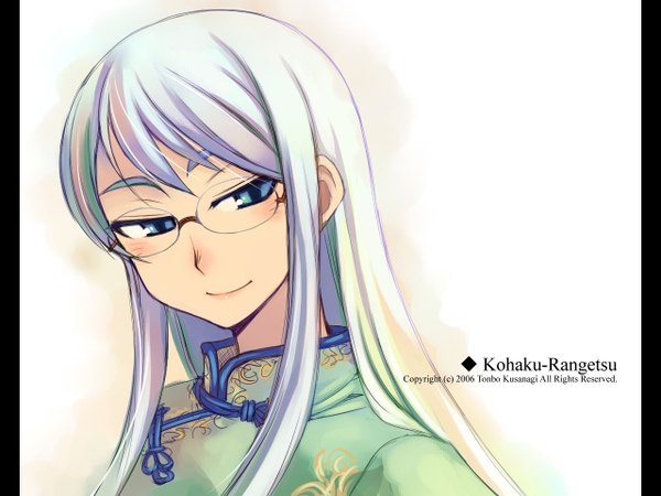 Anime-Bild 1280x960 mit original kusanagi tonbo single long hair blue eyes simple background smile white background signed looking away white hair inscription chinese clothes girl glasses chinese dress