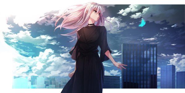 イラスト 2000x1008 と オリジナル こうろや ソロ 長髪 highres 黒髪 wide image 立つ 紫目 looking away 空 銀髪 cloud (clouds) city cityscape ファッション 女の子 チョーカー 建物