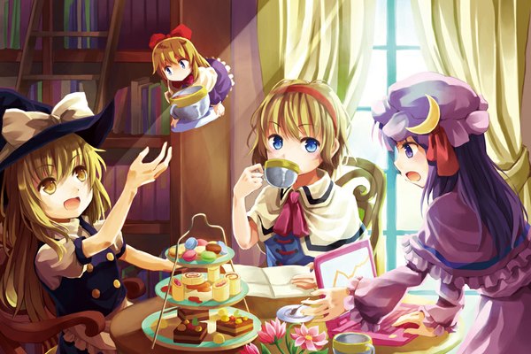 Anime picture 1000x667 with touhou kirisame marisa patchouli knowledge alice margatroid shanghai niichi (komorebi-palette) long hair looking at viewer short hair open mouth blue eyes blonde hair smile sitting purple eyes multiple girls yellow eyes purple hair long sleeves wide sleeves