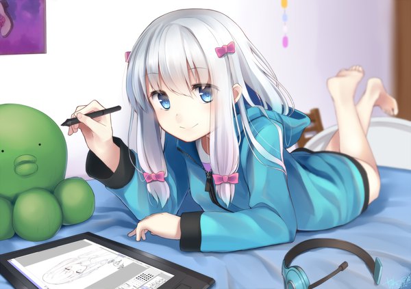 Anime picture 1227x867 with eromanga sensei a-1 pictures izumi sagiri makadamia single long hair looking at viewer fringe blue eyes smile hair between eyes looking away silver hair barefoot light smile bare legs crossed legs reclining leg lift (legs lift) girl