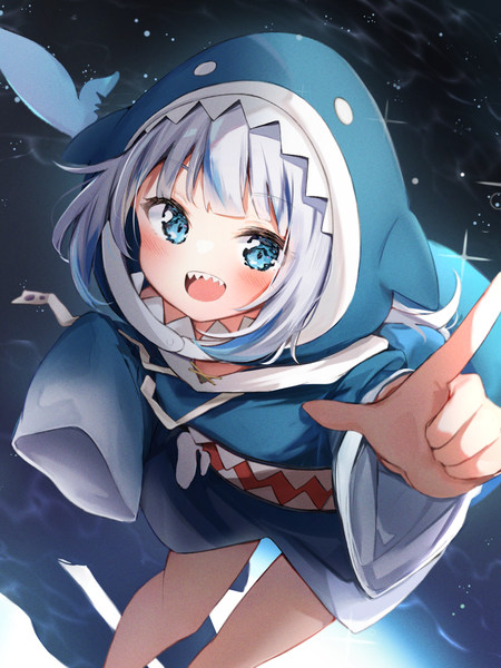 Anime-Bild 1215x1619 mit virtual youtuber hololive hololive english gawr gura seboneko single tall image looking at viewer fringe short hair open mouth blue eyes smile standing silver hair tail blunt bangs long sleeves :d multicolored hair