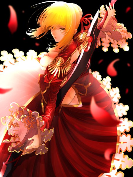 Anime-Bild 2744x3641 mit fate (series) fate/extra nero claudius (fate) (all) nero claudius (fate) savan single tall image looking at viewer fringe highres short hair breasts simple background blonde hair hair between eyes standing holding green eyes payot cleavage