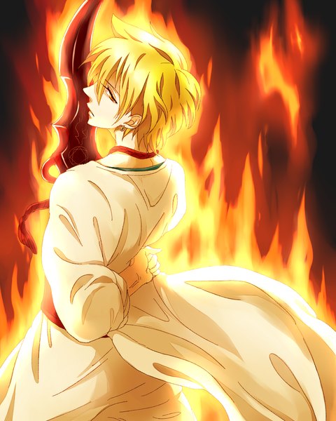 Anime-Bild 1024x1280 mit magi the labyrinth of magic a-1 pictures ali baba saluja nayuta (hanayushi) single tall image looking at viewer short hair blonde hair brown eyes traditional clothes profile from above from behind arm behind back fighting stance boy weapon sword flame
