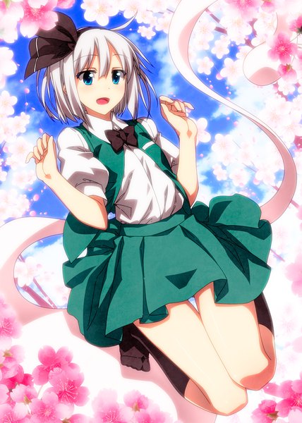 Аниме картинка 800x1120 с touhou konpaku youmu myon sazanami mio один (одна) высокое изображение румянец короткие волосы открытый рот голубые глаза смотрит в сторону серебряные волосы всё тело согнутое колено (колени) без обуви цветущая вишня прыг! девушка юбка цветок (цветы)