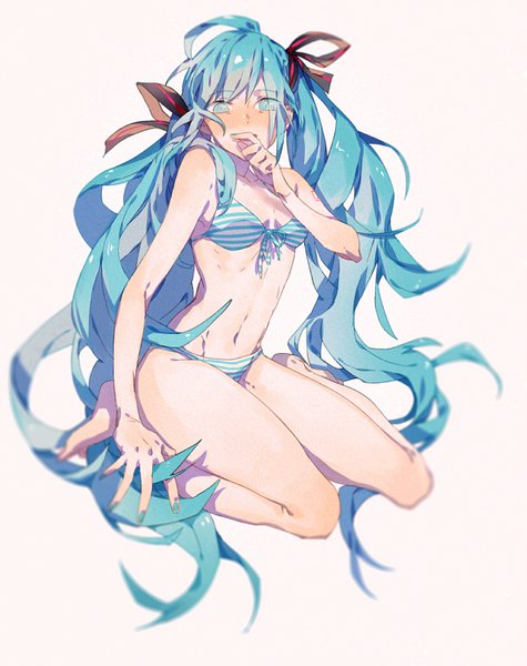 イラスト 634x800 と ボーカロイド 初音ミク 蕉 ソロ 長身像 カメラ目線 赤面 light erotic simple background 白背景 座る ツインテール 全身 very long hair nail polish aqua eyes aqua hair 鼠蹊部 割座 hand to mouth