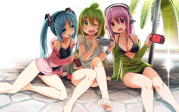 Anime picture 1920x1200 with vocaloid nitroplus coca-cola hatsune miku super sonico kuromaru long hair blush highres open mouth blue eyes red eyes wide image twintails multiple girls green eyes pink hair one eye closed barefoot green hair