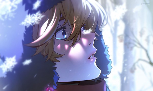 Anime picture 1920x1150 with genshin impact tartaglia (genshin impact) e7 (runaway162) single blush fringe highres short hair blue eyes hair between eyes brown hair wide image signed looking away parted lips sunlight blurry teeth twitter username portrait