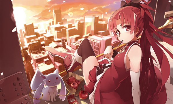 Anime picture 1100x664 with mahou shoujo madoka magica shaft (studio) sakura kyouko kyuubee pmpmpm long hair looking at viewer blush red eyes wide image bare shoulders ponytail red hair city evening sunset girl thighhighs bow black thighhighs