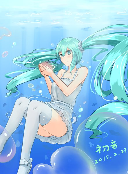 イラスト 2586x3507 と ボーカロイド 初音ミク 渣音re. ソロ 長髪 長身像 前髪 highres 笑顔 hair between eyes ツインテール 肩出し aqua eyes aqua hair sleeveless dated underwater 女の子 ストッキング ドレス