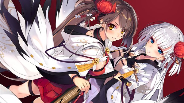 Anime picture 1280x720 with azur lane shoukaku (azur lane) zuikaku (azur lane) shirokitsune long hair looking at viewer blush fringe blue eyes simple background smile brown hair wide image multiple girls yellow eyes white hair dutch angle sideboob red background girl