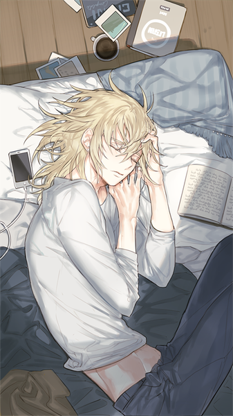 イラスト 500x889 と tagme (copyright) kissai ソロ 長髪 長身像 金髪 payot lying eyes closed へそ出し on side sleeping messy hair 男性 本 ベッド パンツ Tシャツ 携帯 カップ