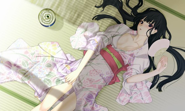 Anime picture 1000x600 with original sakamoto mineji single long hair blush light erotic black hair wide image purple eyes lying japanese clothes girl kimono fan