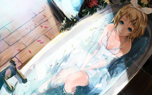 Anime picture 1920x1200 with vocaloid kagamine rin mille (dieci) single highres short hair blue eyes blonde hair wide image cleavage sad girl dress hair ornament flower (flowers) bow hair bow petals hairclip bath