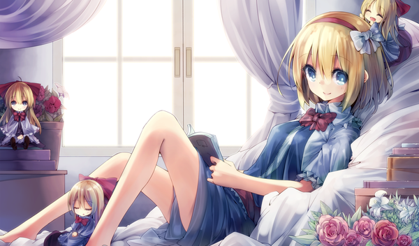 Anime picture 3000x1760 with touhou alice margatroid teco uk single highres short hair blue eyes blonde hair smile wide image barefoot chibi girl flower (flowers) bow ribbon (ribbons) hair ribbon window book (books) bed