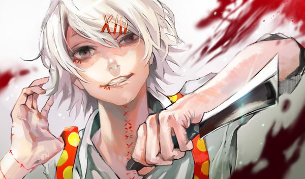 Anime picture 2598x1535 with tokyo ghoul studio pierrot suzuya juuzou kyuuba melo single looking at viewer fringe highres short hair smile hair between eyes wide image upper body white hair grey eyes grin boy hair ornament x hair ornament knife