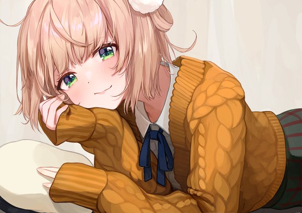 Anime picture 1351x955 with virtual youtuber indie virtual youtuber shigure ui (vtuber) takuo single blush fringe short hair blonde hair green eyes looking away lying long sleeves sleeves past wrists on stomach head rest girl cardigan