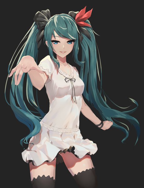 イラスト 2342x3060 と ボーカロイド ワールドイズマイン 初音ミク hentai桑 ソロ 長髪 長身像 カメラ目線 前髪 highres 青い目 simple background 笑顔 立つ ツインテール payot parted lips aqua hair short sleeves outstretched arm