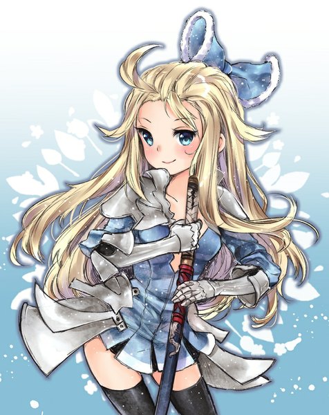 Аниме картинка 793x1000 с bravely default: flying fairy edea lee nami (nyaa) один (одна) длинные волосы высокое изображение смотрит на зрителя румянец голубые глаза светлые волосы улыбка девушка чулки бант оружие чулки (чёрные) бант для волос меч броня катана