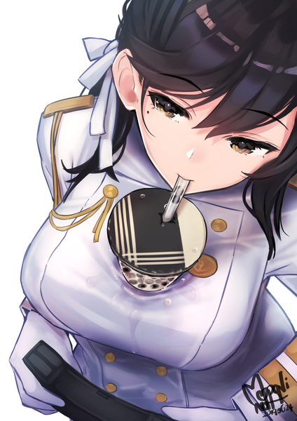 イラスト 849x1200 と アズールレーン 愛宕(アズールレーン) マッパニナッタ ソロ 長髪 長身像 前髪 おっぱい light erotic 黒髪 simple background hair between eyes 大きな乳房 白背景 holding 茶目 signed looking away upper body from above