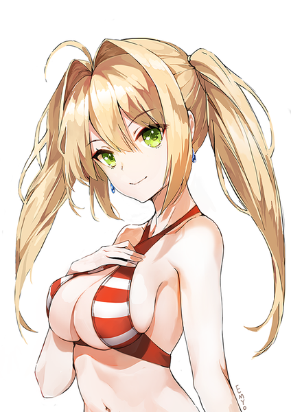 イラスト 650x920 と Fateシリーズ fate/grand order nero claudius (fate) ネロ・クラウディウス(水着) えみょ ソロ 長髪 長身像 カメラ目線 前髪 おっぱい light erotic simple background 金髪 hair between eyes 大きな乳房 白背景 ツインテール 緑の目 signed