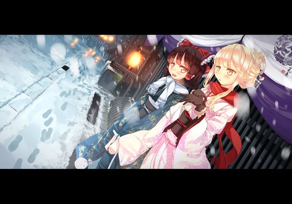 Anime picture 1280x895 with touhou hakurei reimu yakumo yukari garnet (artist) long hair open mouth blonde hair smile brown hair multiple girls yellow eyes from above orange eyes dutch angle snowing letterboxed winter snow footprints girl