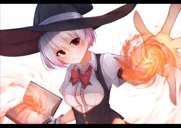 イラスト 1637x1157 と オリジナル れっれれ ソロ カメラ目線 赤面 短い髪 赤い目 white hair letterboxed witch 女の子 ドレス 帽子 蝶ネクタイ 本 魔法の帽子 fireball