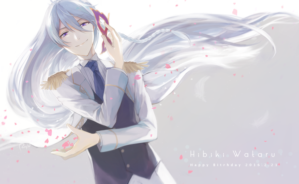 Аниме картинка 1300x800 с звёзды ансамбля! hibiki wataru ryou (kaleidoscope) один (одна) длинные волосы смотрит на зрителя чёлка улыбка волосы между глазами широкое изображение фиолетовые глаза подписанный серебряные волосы коса (косы) ветер имена персонажей датированный с днём рождения мужчина лепестки