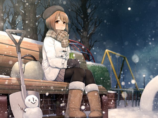 Anime picture 1000x750 with idolmaster hagiwara yukiho hitoto single short hair brown hair sitting brown eyes snowing winter girl plant (plants) tree (trees) boots scarf beret bench snowman