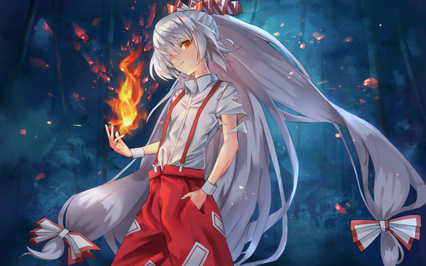 Anime picture 1440x900 with touhou fujiwara no mokou maachi (fsam4547) single looking at viewer fringe smile hair between eyes red eyes standing payot silver hair outdoors very long hair head tilt profile wind hair over one eye night short sleeves