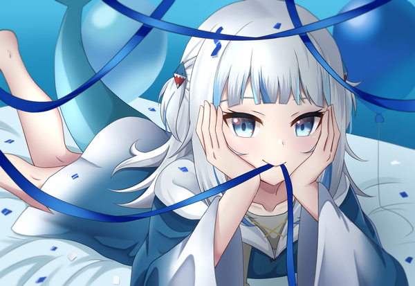 Anime picture 4096x2822 with virtual youtuber hololive hololive english gawr gura gawr gura (1st costume) sei joshikou single long hair looking at viewer fringe highres blue eyes smile holding absurdres silver hair tail lying blunt bangs multicolored hair