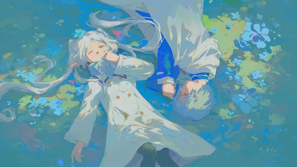 Anime-Bild 2000x1125 mit sousou no frieren frieren himmel (sousou no frieren) hano 1219 long hair highres short hair wide image twintails blue hair silver hair outdoors lying one eye closed pointy ears on back on side elf double buttons girl