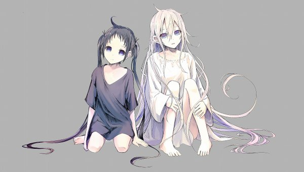 Anime picture 1280x727 with original akasaka aka long hair looking at viewer open mouth black hair simple background smile wide image sitting purple eyes twintails multiple girls ahoge bent knee (knees) white hair barefoot grey background no shoes legs