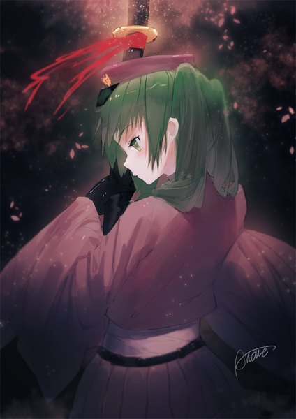 Аниме картинка 778x1100 с вокалоид senbonzakura (vocaloid) хацунэ мику anone один (одна) длинные волосы высокое изображение румянец чёлка два хвостика держать зелёные глаза подписанный смотрит в сторону длинные рукава профиль плиссированная юбка зелёные волосы сзади цветущая вишня