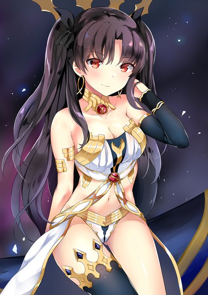 Аниме картинка 600x849 с fate (series) fate/grand order ishtar (fate) kaetzchen один (одна) длинные волосы высокое изображение смотрит на зрителя румянец чёлка грудь лёгкая эротика чёрные волосы улыбка красные глаза сидит голые плечи пейсы декольте голый живот