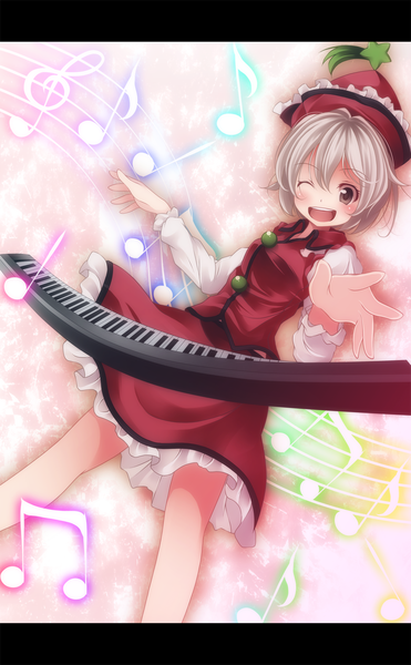 Anime-Bild 1000x1618 mit touhou lyrica prismriver s-syogo single tall image blush short hair open mouth silver hair one eye closed wink silver eyes girl dress hat musical instrument musical note keyboard (instrument) synthesizer