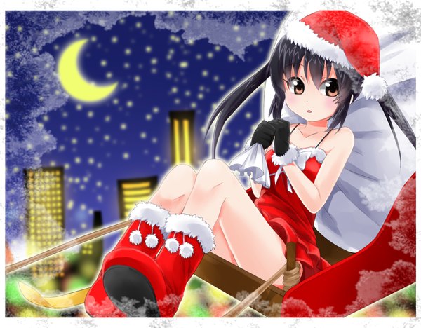 Anime picture 1024x800 with k-on! kyoto animation nakano azusa muta (artist) single long hair black hair twintails brown eyes night fur trim christmas crescent city lights merry christmas girl gloves boots fur santa claus hat
