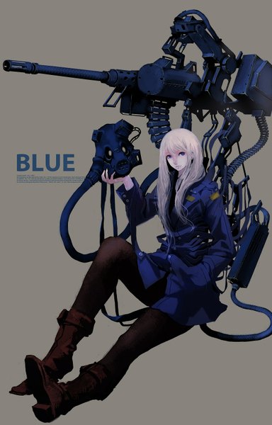 Аниме картинка 1000x1563 с оригинальное изображение jittsu длинные волосы высокое изображение смотрит на зрителя голубые глаза простой фон сидит белые волосы девушка форма оружие колготки огнестрельное оружие военная форма противогаз