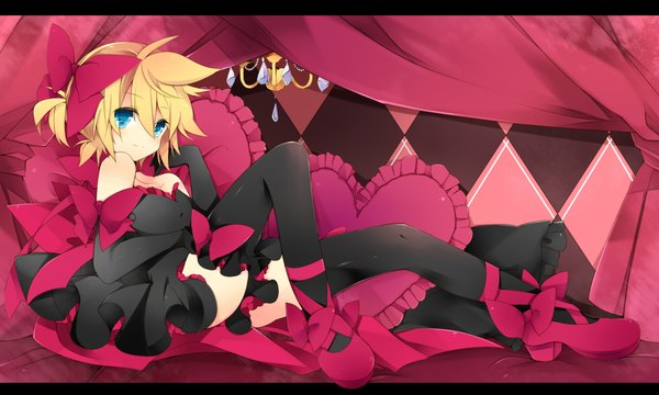Anime picture 2000x1200 with vocaloid kagamine len leeannpippisum single looking at viewer highres short hair blue eyes blonde hair wide image bare shoulders checkered thighhighs boy bow black thighhighs hair bow heart pillow