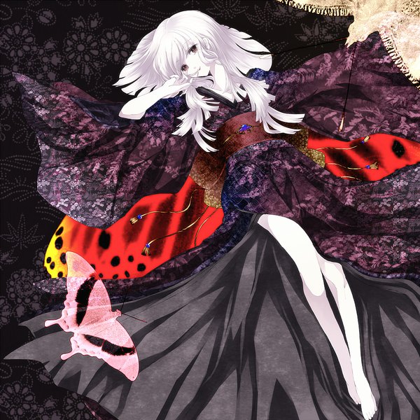 Аниме картинка 1000x1000 с оригинальное изображение kanenari один (одна) длинные волосы карие глаза белые волосы лёжа японская одежда босиком бледная кожа волосы во рту девушка кимоно насекомое бабочка