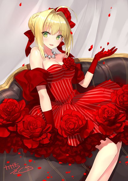 イラスト 708x1000 と Fateシリーズ fate/extra nero claudius (fate) (all) ネロ・クラウディウス(fate) かがちさく ソロ 長身像 カメラ目線 赤面 前髪 短い髪 おっぱい 開いた口 hair between eyes 座る 緑の目 signed payot cleavage アホ毛