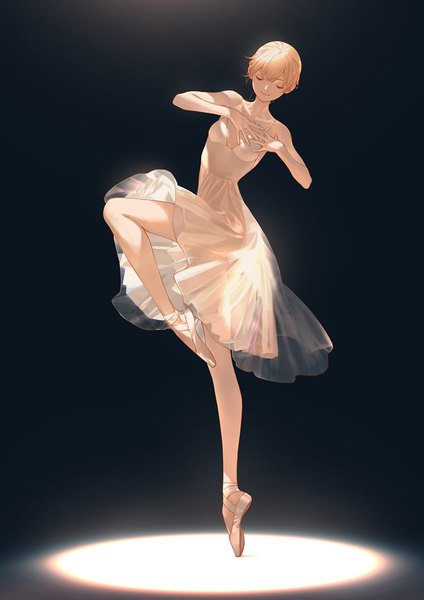 Аниме картинка 1024x1448 с оригинальное изображение tanjiu один (одна) высокое изображение чёлка короткие волосы светлые волосы голые плечи согнутое колено (колени) прямая чёлка закрытые глаза наклон головы лёгкая улыбка рука на груди чёрный фон свет ^ ^ балерина балет девушка