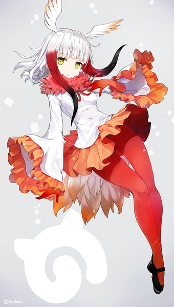 Аниме картинка 850x1500 с ушастые друзья crested ibis (kemono friends) orda один (одна) высокое изображение смотрит на зрителя лёгкая эротика чёрные волосы подписанный жёлтые глаза белые волосы красные волосы хвост полуоткрытый рот разноцветные волосы серый фон широкие рукава :о имя пользователя twitter развевающиеся волосы