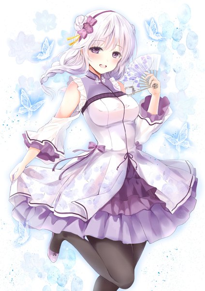 Anime-Bild 1190x1683 mit original yuuri (mafuyu) mafuyu single long hair tall image looking at viewer blush fringe open mouth smile standing white background purple eyes holding silver hair bent knee (knees) braid (braids) :d hair flower