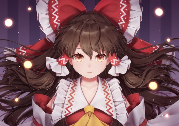 Anime picture 1433x1013 with touhou hakurei reimu torinari (dtvisu) single long hair looking at viewer fringe hair between eyes brown hair upper body light smile floating hair striped background girl bow hair bow detached sleeves hair tubes ascot