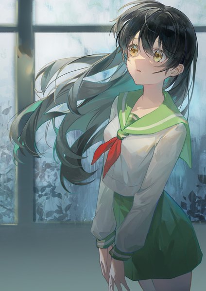 Аниме картинка 2186x3093 с инуяша higurashi kagome shii (ss0hii) один (одна) длинные волосы высокое изображение чёлка высокое разрешение чёрные волосы волосы между глазами жёлтые глаза смотрит в сторону девушка юбка форма сэрафуку зелёная юбка